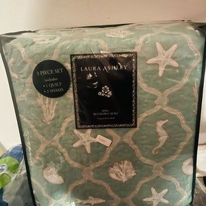 Laura Ashley reversible quilt king NWT